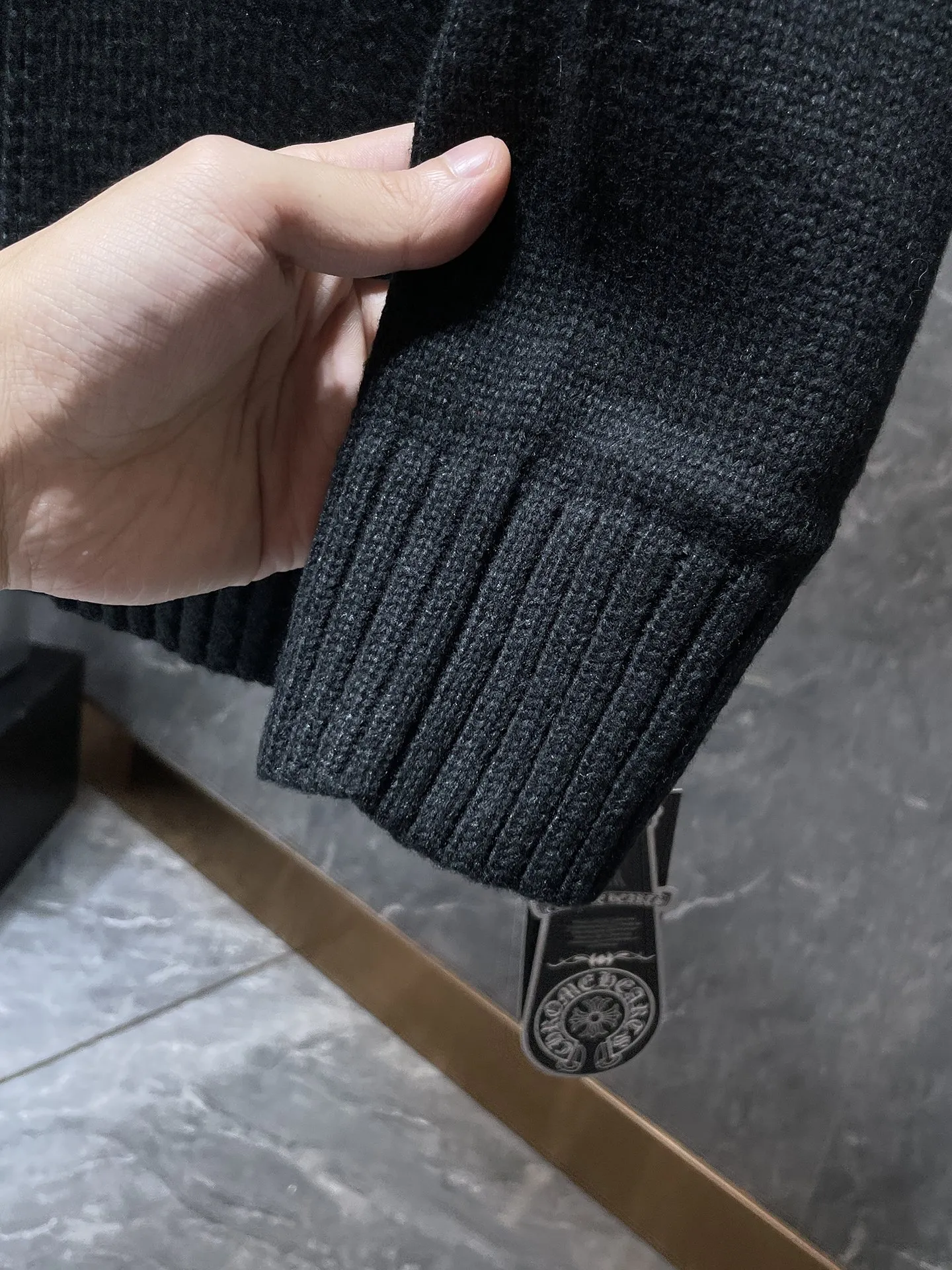 P296 Chrome Hearts 🍁Autumn and winter sweater series🍁 Heavy-duty pink double-arm embroidered sweater, 20 pieces of imported leather on both sleeves, selected high-quality wool blended knitted fabric, non-common version on the market 🌈Recommended color: black 🌈 Size: S, M, L, XL
